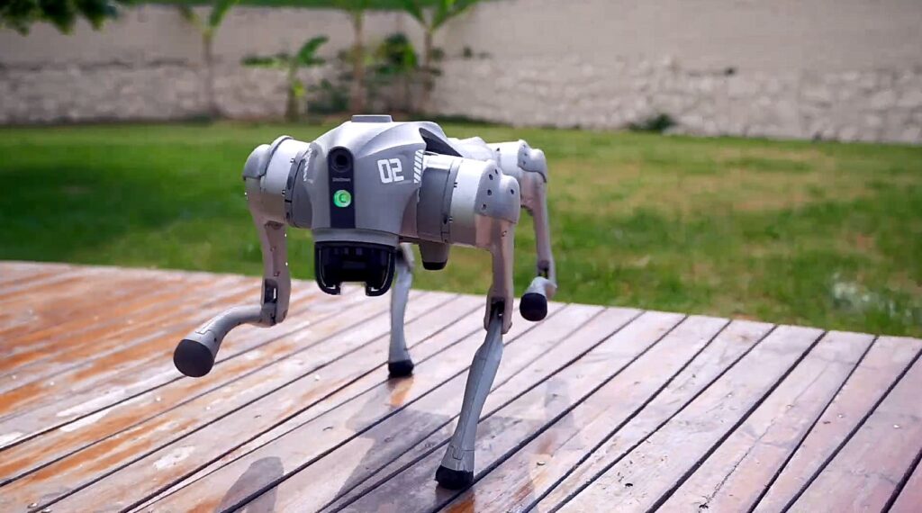 Robot Go2 wykonuje akrobacje